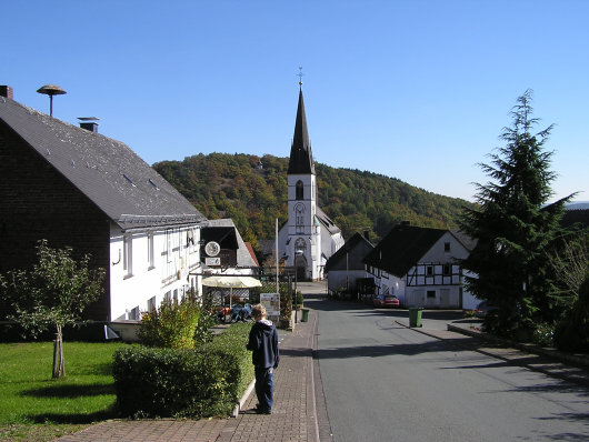 Links an der schönen Dorfkirche von Düdinghausen ging es weiter. Im Hintergrund ist schon der Kreuzberg zu sehen.